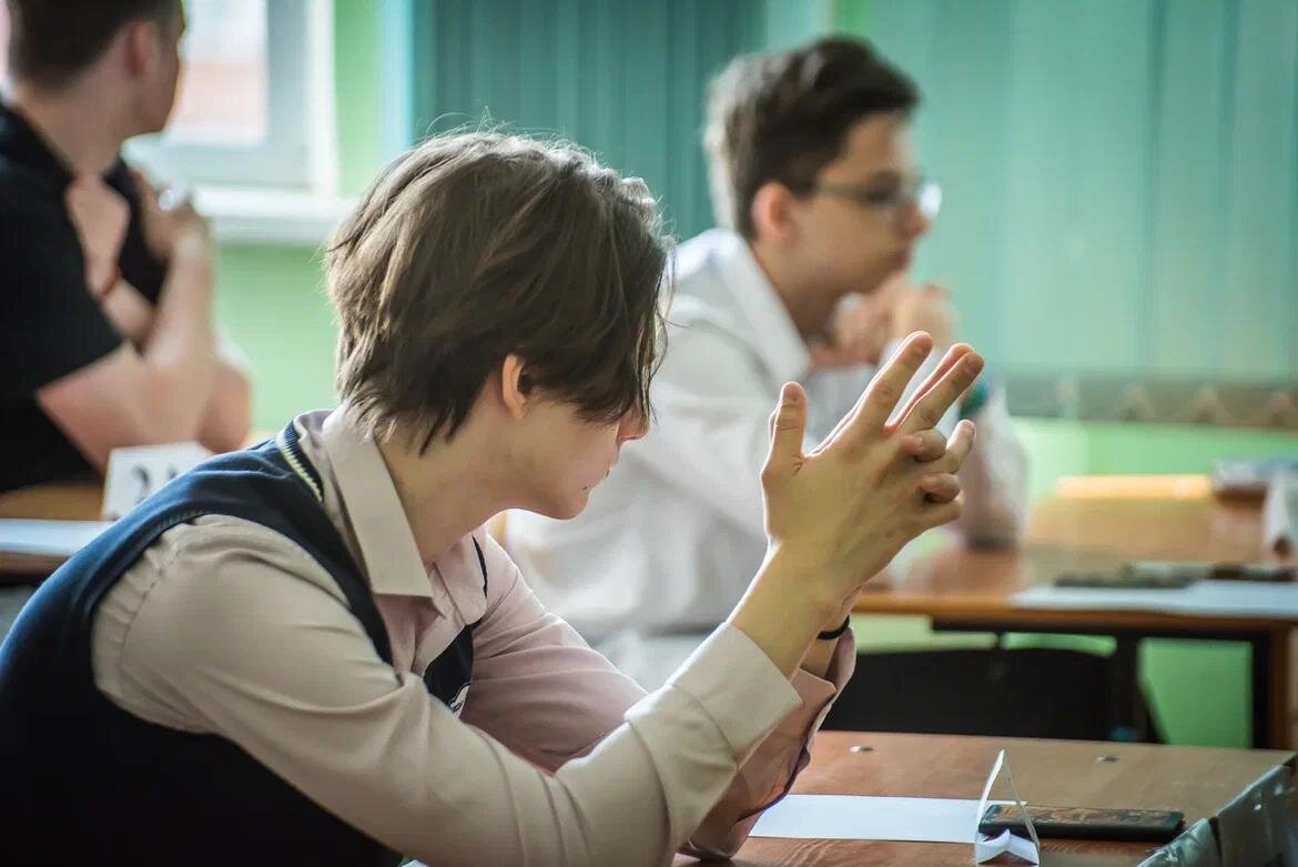 Нск экзамен. Школьники сдают ЕГЭ. Школьники на ЕГЭ Новосибирск. Выпускники сдают ЕГЭ. Сдача ЕГЭ фото.