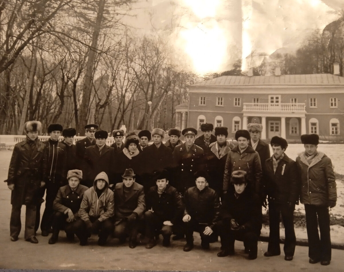  Друзья! Снова приветствую вас на своём канале подборкой фотографий, которые вы прислали в комментарии совсем недавно. Сегодня - юноши 70-х прошлого века. Ваши одноклассники, однокурсники, ровесники...-5