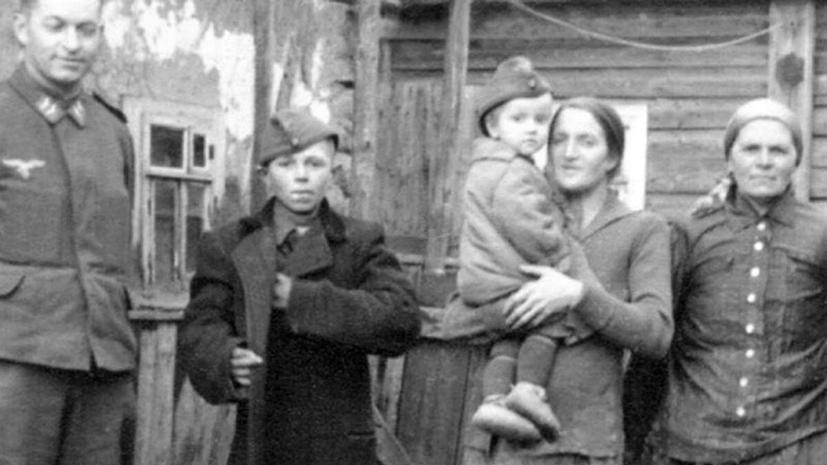 Женщин за связь с немцами мог ожидать расстрел и принудительные работы. 