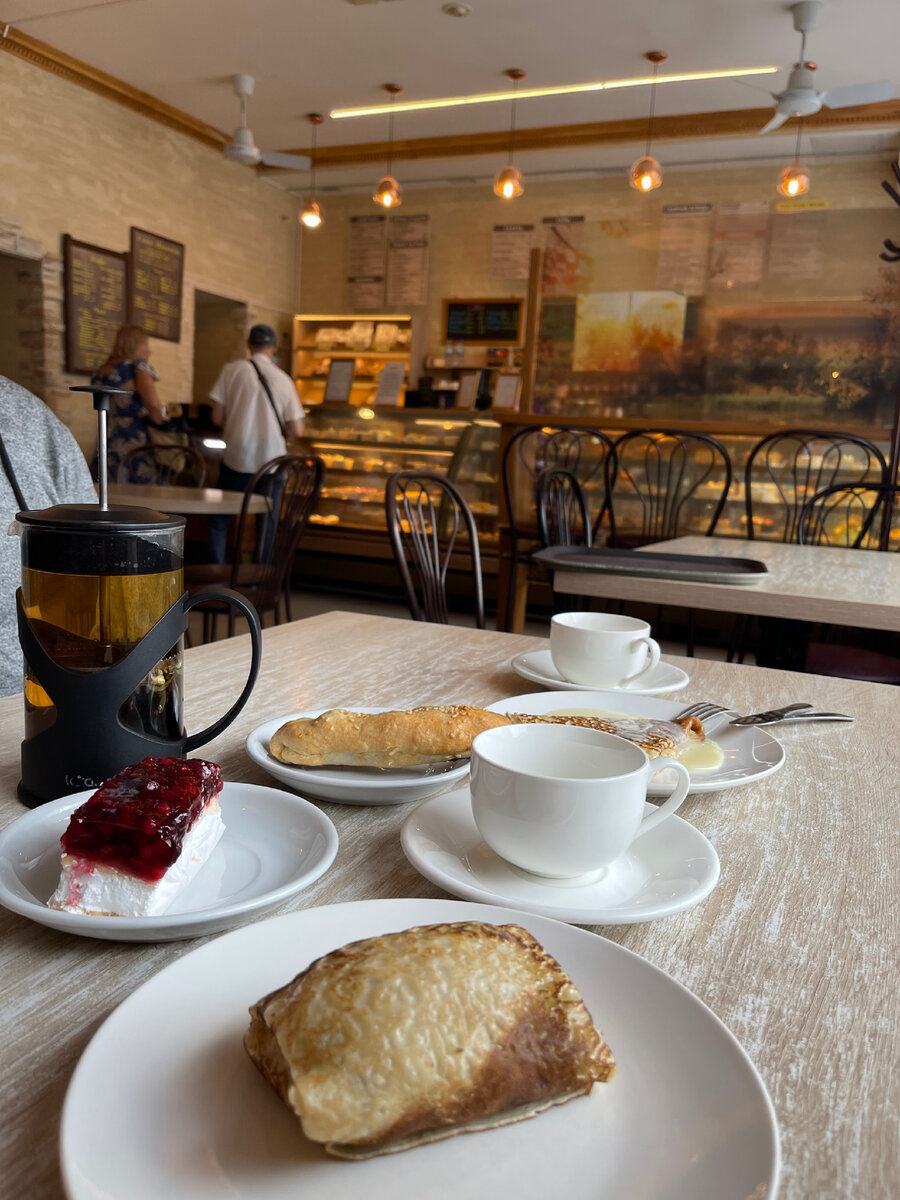 Немного интерьера кафе и витрина