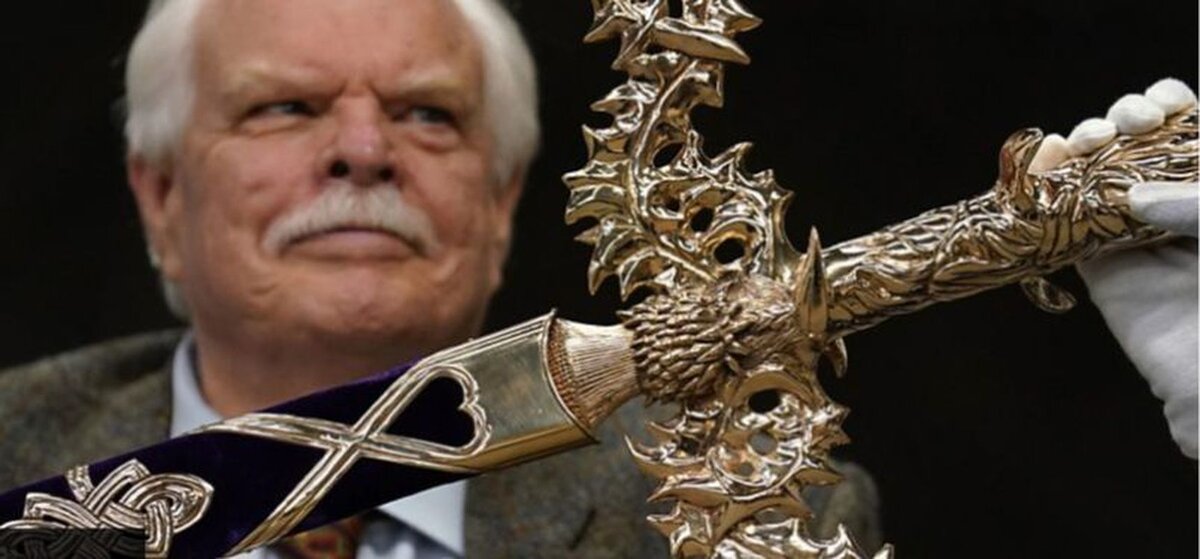Дизайнер Марк Деннис с новым мечом Елизаветы. Фото BBC