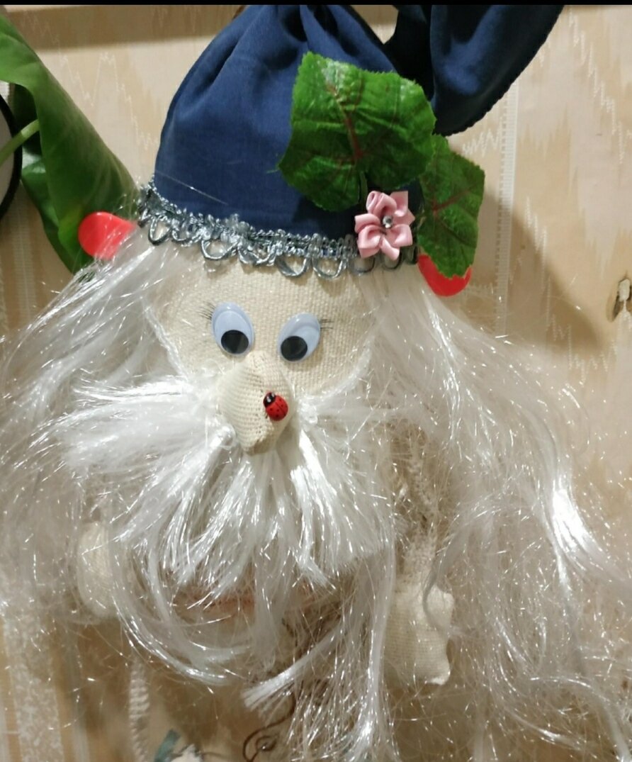 Материал. Мешкавина , трессы. Глазки ,  реснички.  Божья коровка,  джинс ,  искусственный цветок и лепестки ,тесьма, пряжа.