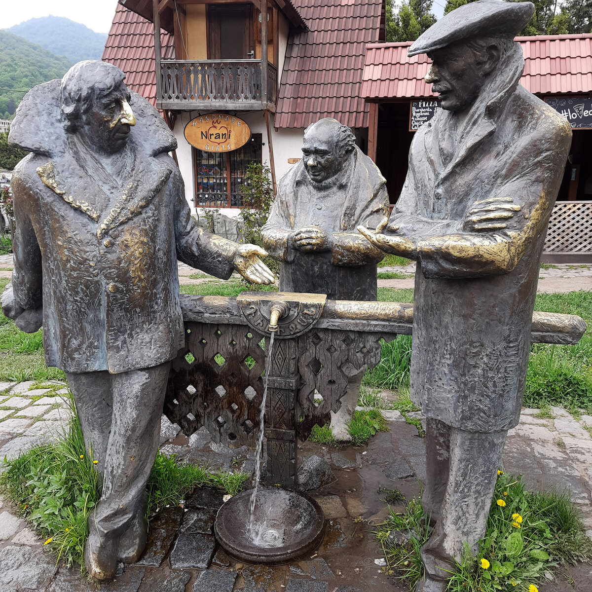 Скульптура знаменитой троицы из фильма "Мимино". И все трое - гениальные актеры