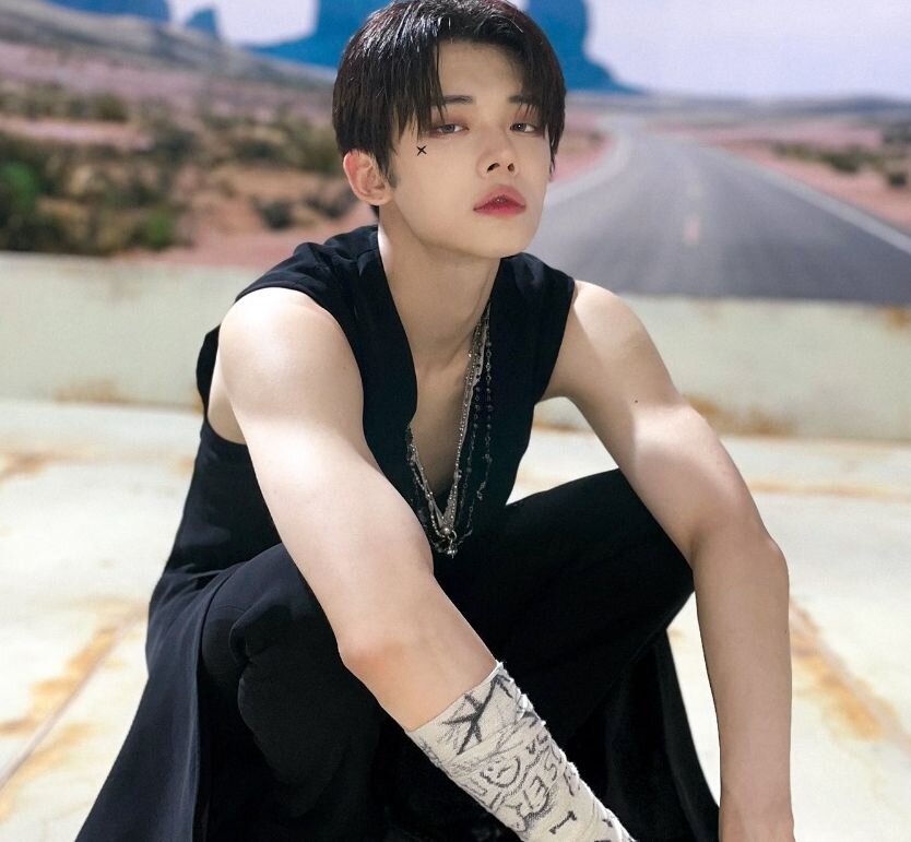 Рост Енджуна из ТХТ 181 сантиметр, но явно он вырос и стал выше. Фото взято из интернета.