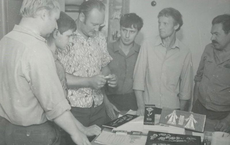 Фото 1972 г. Цех сувениров из речной ракушки Павловского промышленного комбината Воронежской области. Бригада В.И. Шатыркина обсуждает технологию нового сувенира.