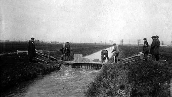Строительство моста через канал. Фото из открытых источников
