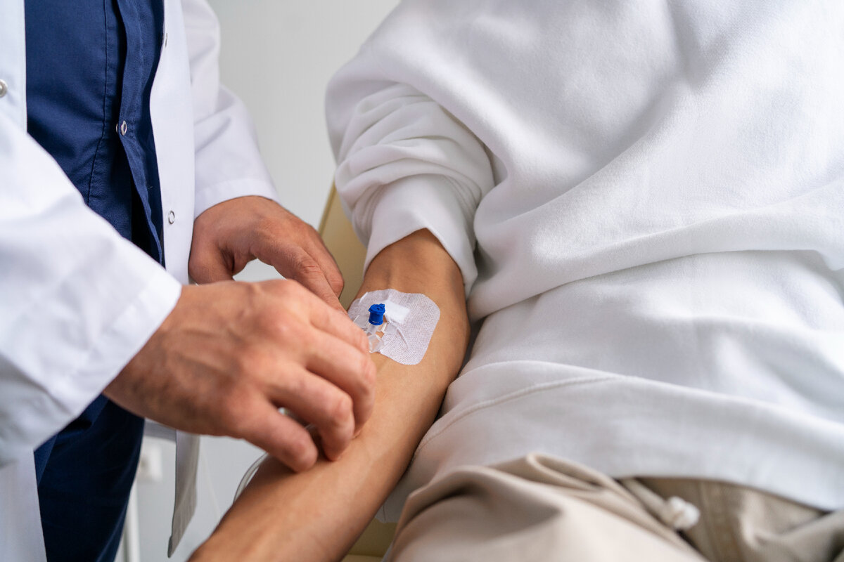 Капельница на дому от алкоголизма. Как проводят процедуру? (источник изображения: freepik.com)