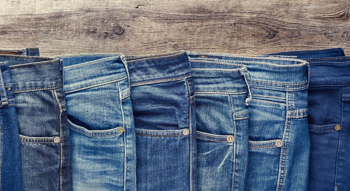 Четверо джинсов. Джинсы. Джинсы деним. Джинсовая ткань. Текстура джинсовой ткани.