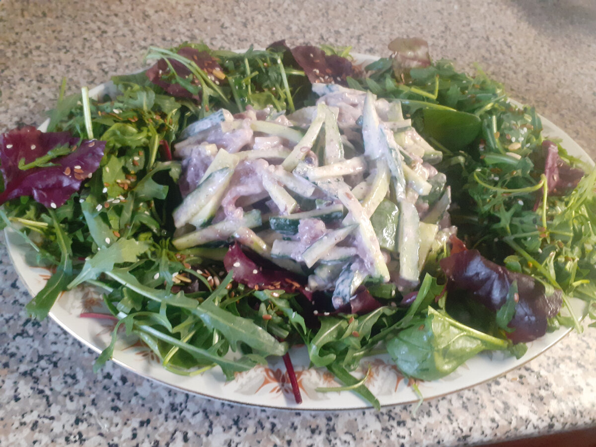 По центру осьминоги с соломкой огурцов))