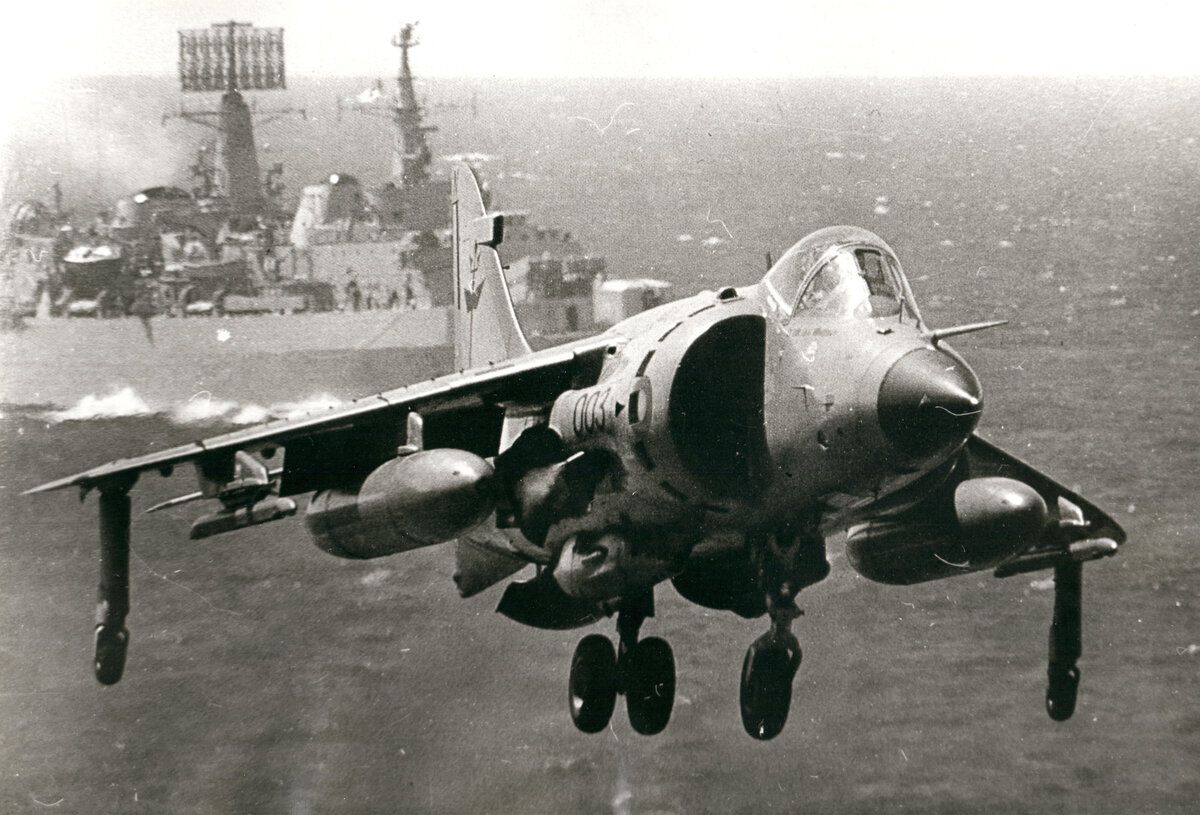 Оснащенный подъемно-маршевым двигателем Роллс-Ройс «Пегас» 11 Mk.104  палубный истребитель, разведчик и штурмовик взлета и посадки BAE «Си Харриер» FRS.1 выполняет вертикальную посадку на легкий авианосец типа «Инвинсибл» ВМС Великобритании/ Фото: архив С.Г. Мороза
