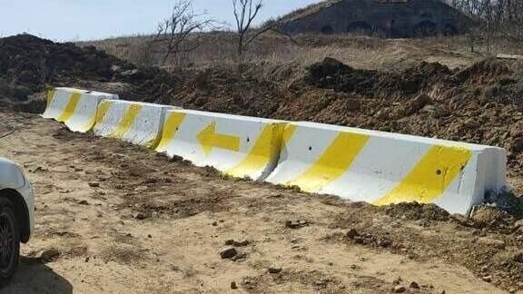     Путь к мысу Тобизина перекрыли бетонными блоками во Владивостоке. Автомобилисты не могут проехать через них, и каждый раз блоки исчезают по одному — свои теории и недовольства люди высказали в соцсетях.