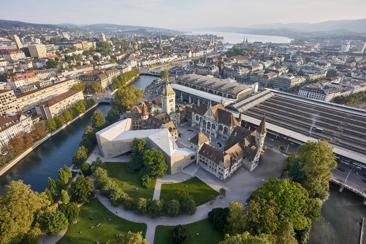 https://upload.wikimedia.org/wikipedia/commons/4/4e/Landemuseum_Zürich_aus_der_Luft.jpg