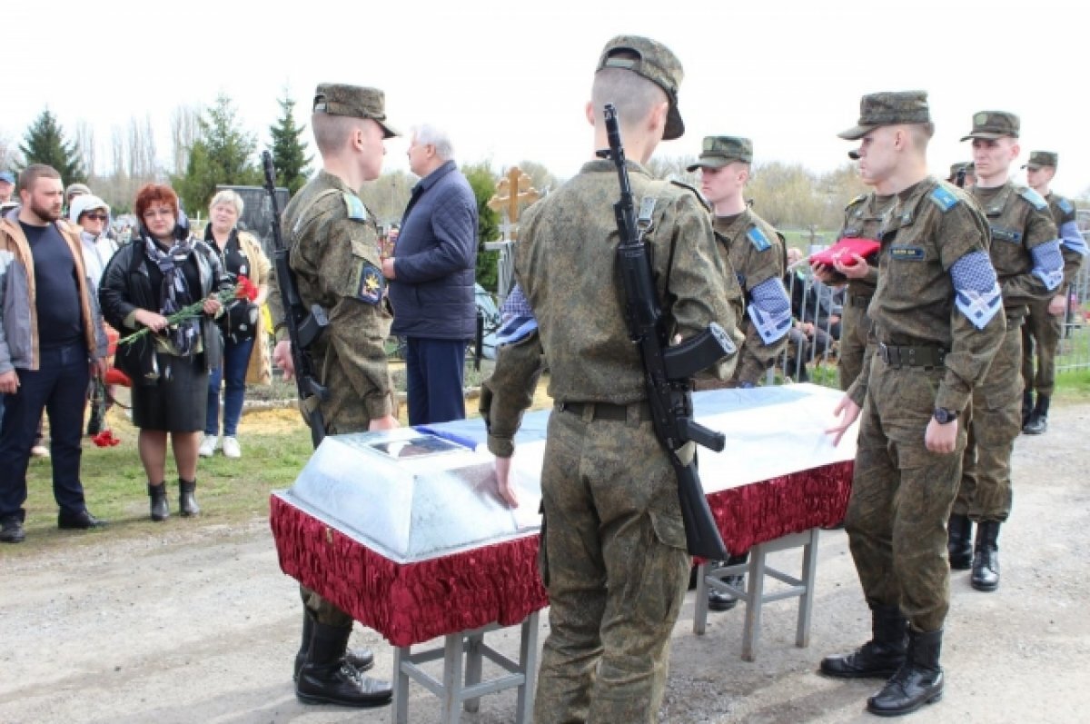    Многодетный отец из Воронежской области погиб в бою в ЛНР, спасая товарищей