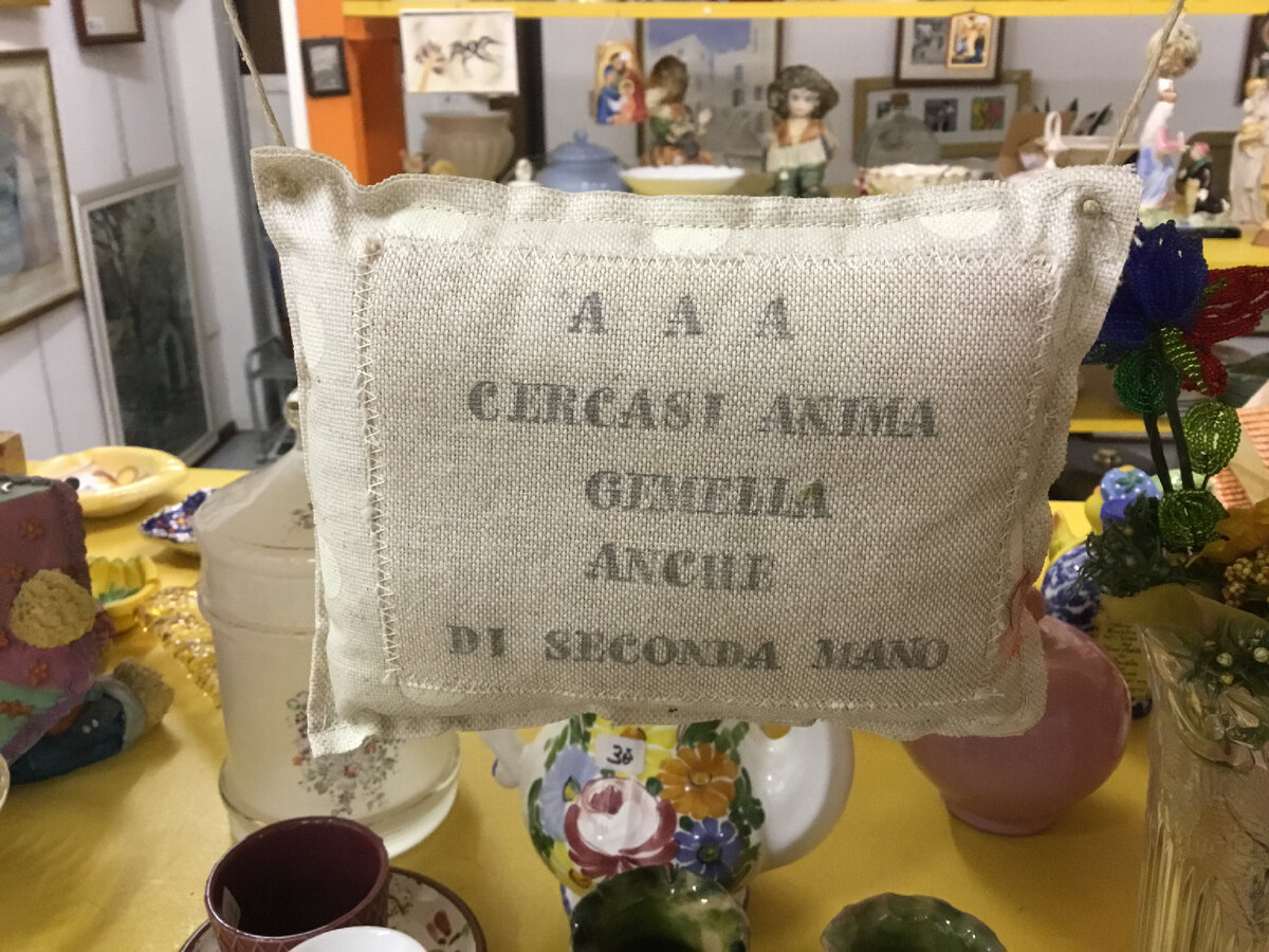В сувенирном отделе наткнулась вот на такое объявление на маленькой декоративной подушечке «Разыскивается вторая половинка, можно бывшая в употреблении».  Подушечку можно повесить на гвоздик. Вот думаю где? У входа в жилище? :)))