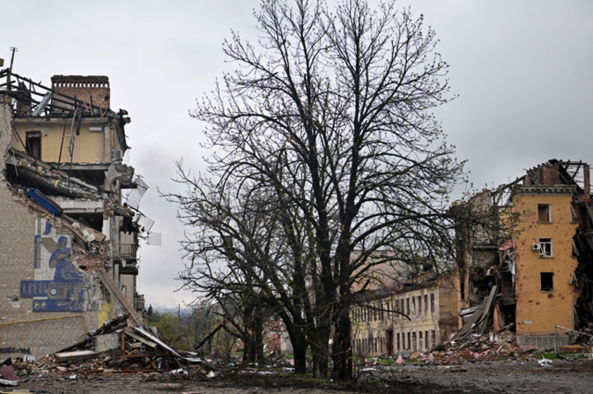    Разрушенные дома в центре Артёмовска.