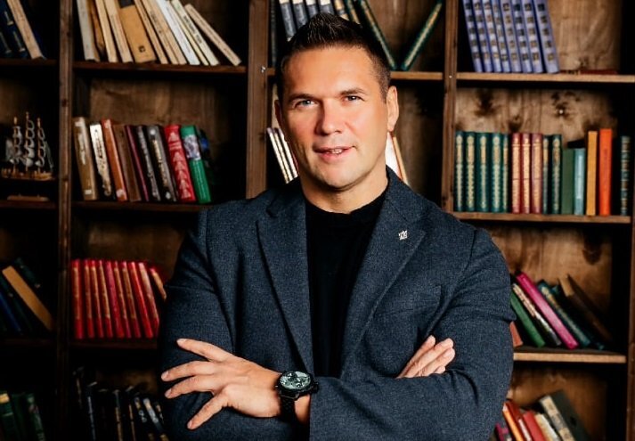 Игорь Давыдов. Международный бизнес-тренер. Автор тренингов «Лидерство и эффективность», «Осознанные продажи», «Продвинутые продажи», «Как разбираться в людях».  