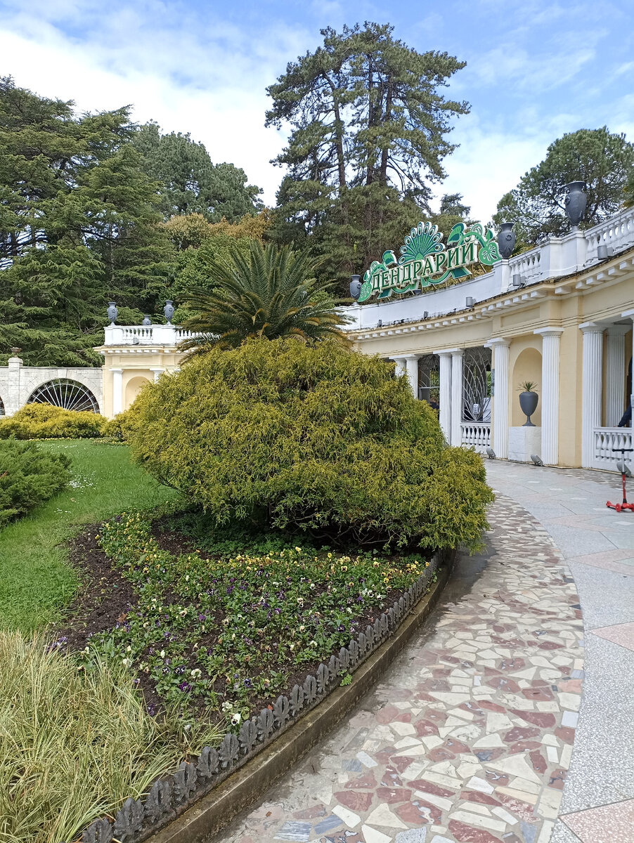 Вид главного входа(верхний ярус) 