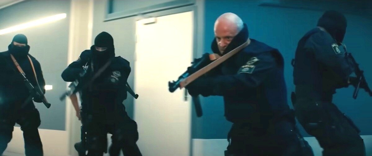 Верная примета такого рода фильмов: если персонаж лысый - значит он либо инопланетянин, либо злодей, либо то и другое сразу. 