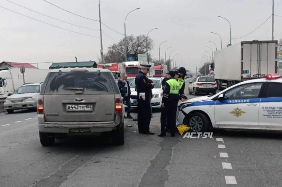    В Новосибирске автомобиль ДПС столкнулся с кроссовером на улице Малыгина