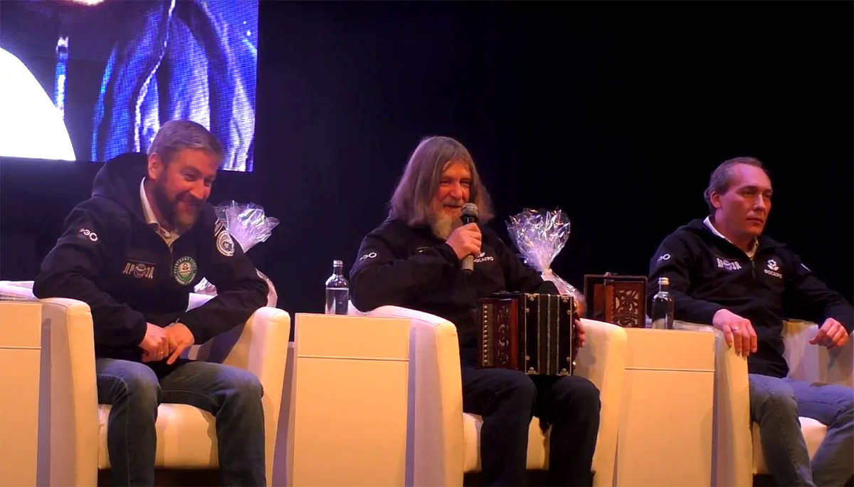 ◙ Иван Меняйло, Федор Конюхов и Оскар Конюхов на творческой встрече в ДК Балаково с подарками – саратовскими гармошками 