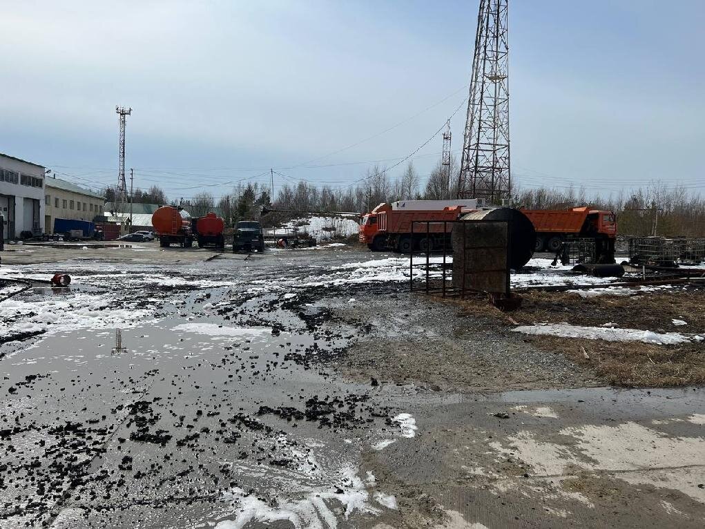    В Югре на производственной базе произошёл крупный пожар