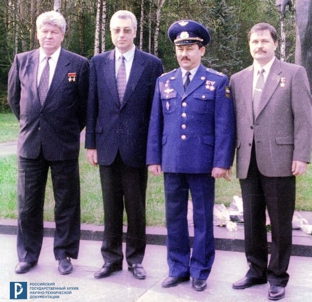 Летчики-космонавты В.В. Рюмин, Ю.М. Батурин, Т.А. Мусабаев и Н.М. Бударин (слева направо) во время торжественной послеполетной встречи экипажа орбитального комплекса «Союз ТМ-27» – «Мир» на площади у памятника Ю.А. Гагарина. Звездный городок, 18 сентября 1998 г. РГАНТД. Арх. № 0-14042 цв. 