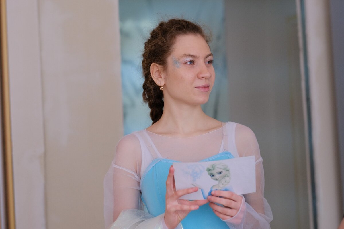 Моя дочь в образе Эльзы из "Холодное сердце" ведёт детский праздник.