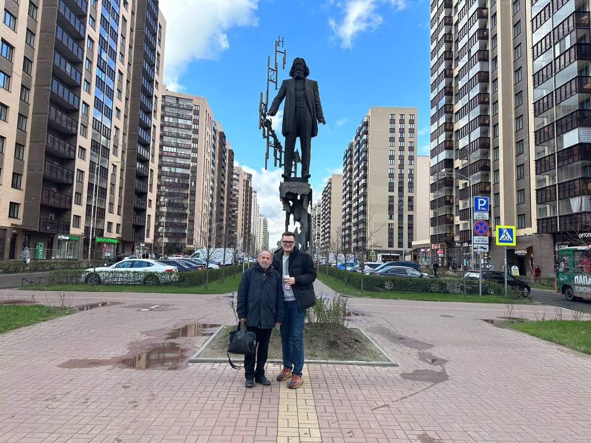 Заявители митинга против электронных повесток на пустой площади у памятника Менделееву в Мурино. Фото: телеграм-канал «Гражданин Анисимов»