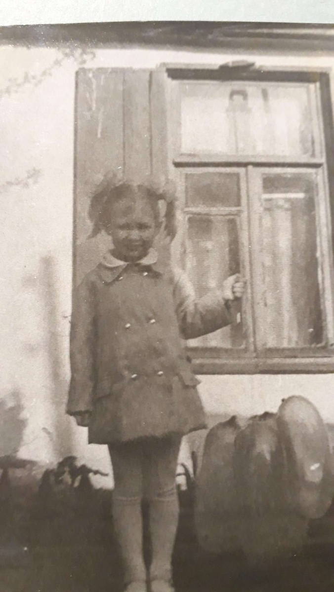 Фотография ужасная, я знаю, но я старалась. :) Это я и мои первомайские шарики. Давным-давно.