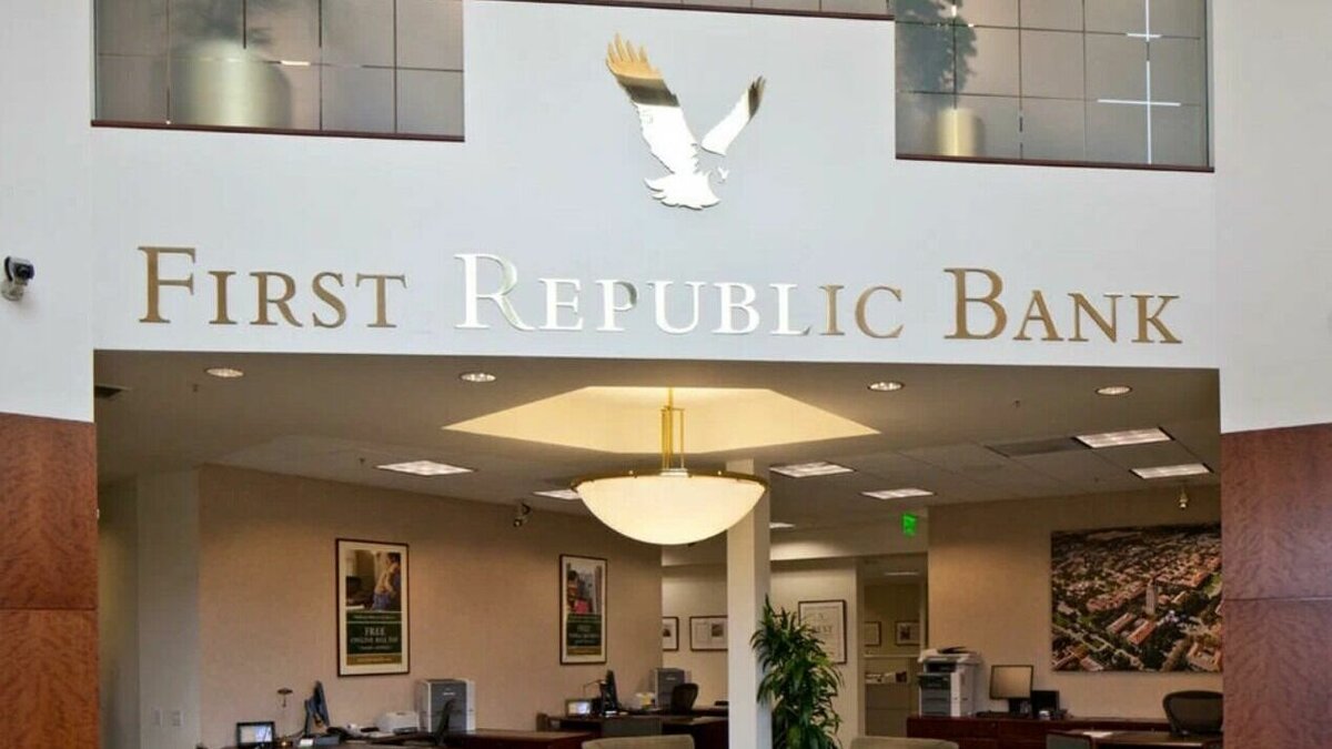     По информации Reuters, регуляторы пытаются срочно найти нового владельца для американского First Republic Bank, что связано с рекордным оттоком депозитов. Таким образом эта кредитная организация может стать третьим крупным банком США, обанкротившимся за два месяца.