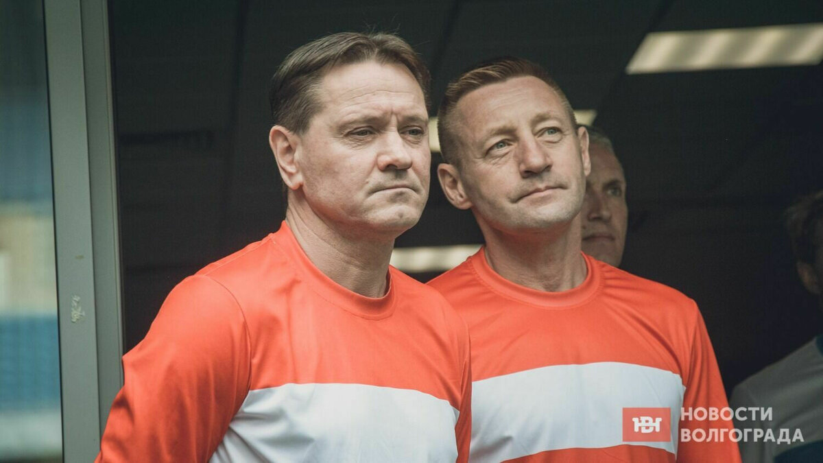     Футболисты, участвующие в ретро-матче в Волгограде, прибыли на стадион на автобусах ЗИС. Этот пассажирский транспорт выпускался в СССР в 30-х годах, сообщают "НовостиВолгограда.ру".