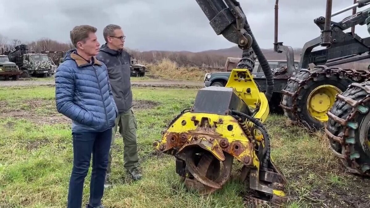     Губернатор Приморья Олег Кожемяко сообщил, что изъятую у черных лесорубов технику передадут в зон СВО. Более сотни бульдозеров, автокранов и внедорожников продолжают стоять на штраф-стоянках без дела.