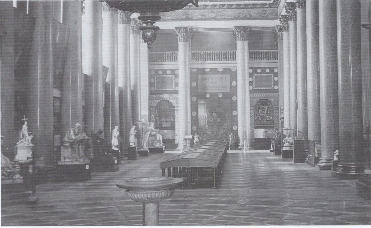  Экспозиция Музея истории религии Академии наук СССР. Центральный неф собора. Общий вид музейной экспозиции. 1934 г. (скульптура Ивана Грозного - третья слева)