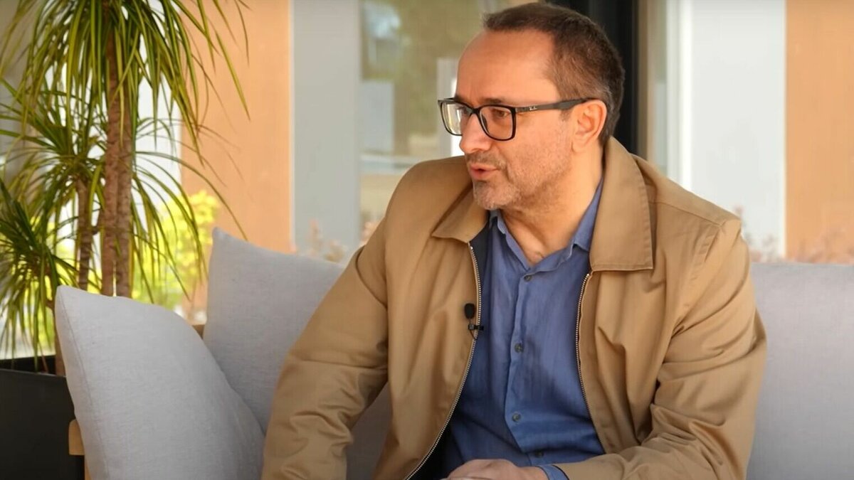     Знаменитый режиссер встречается с российскими эмигрантами и рассказывает им о своих творческих планах.