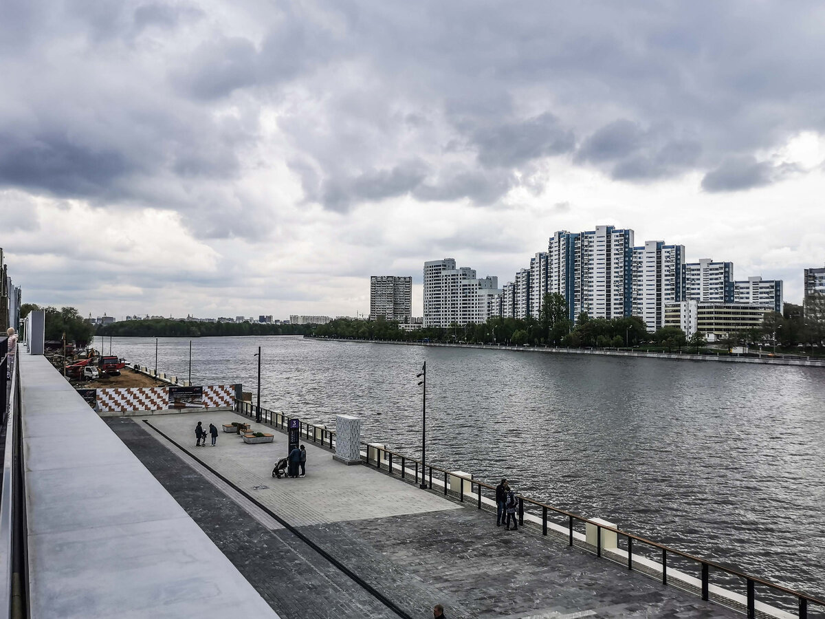 Вид на Москва-реку и жилой массив района Нагатинский затон.