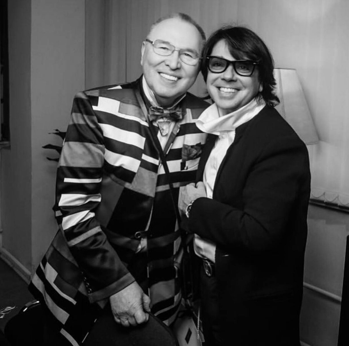 Обеднел мир Российской модной индустрии. Один за другим ушли мэтры - Слава Зайцев и Валентин Юдашкин. Светлая им память и спасибо за все, что они делали! Мне, как психологу, интересно поговорить с вами вот о чем. Речь в этой статье пойдёт о горевании по знаменитым людям. Интересно, что за этим стоит? Начнём с того, что в нашей стране проживают особенно чуткие и эмоциональные люди, которые каждое горе воспринимают как свое собственное. Как в известной песне "Городок" есть строки: "и навеки провожают всем двором". Что тут скажешь - это особенности нашего менталитета. Да, жалко, да, сначала испытываешь шок от новости о том, что человека больше нет с нами, но что же стоит за всем этим? Наиболее сильную сопричастность к смерти известной личности мы испытываем, когда понимаем, что именно Я уже никогда его не увижу. Что я имею ввиду? Приведу пример. Я живу, и мне нравится определённый актёр, сильно нравится. Я слежу за его выходами в свет, за премьерами, за интервью,за его жизнью, в конце концов. И, вдруг, как нам кажется, хотя для многих смертей характерны предпосылки в виде постепенного ухудшения здоровья и угасания человека, он умирает. Что тогда срабатывает внутри меня? Не то, что этот человек ушёл от нас, а то что Я его потерял. Я не смогу больше сходить на его концерт, на его модный показ, на его выступление на митинге... Как-то хотелось, но все откладывалось. А теперь это стало невозможно. Поэтому, мы все оплакиваем упущенное возможности, вероятно даже не совсем осознавая это. Грустить по ушедшему человеку нормально, нормально оплакивать его, так мы высвобождаем эмоции, а не копим их внутри. Боль должна быть прожита и она не должна затягиваться, помните это. Не случайно во всех религиях на её проживание отводят определённый срок. По окончанию горевания должна остаться лёгкая светлая грусть по ушедшему и гордость за то, что это был наш с вами современник. Светлая память! 