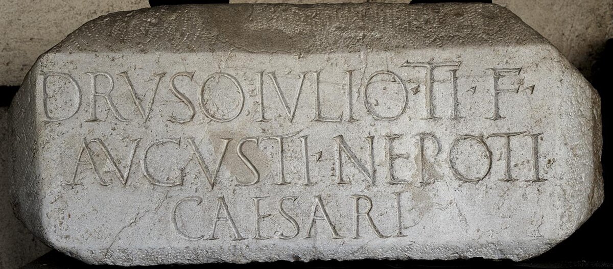 Эпиграфический памятник. "Надпись в честь Друза Юлия Цезаря". Верона, Музей-лапидарий Маффеи
