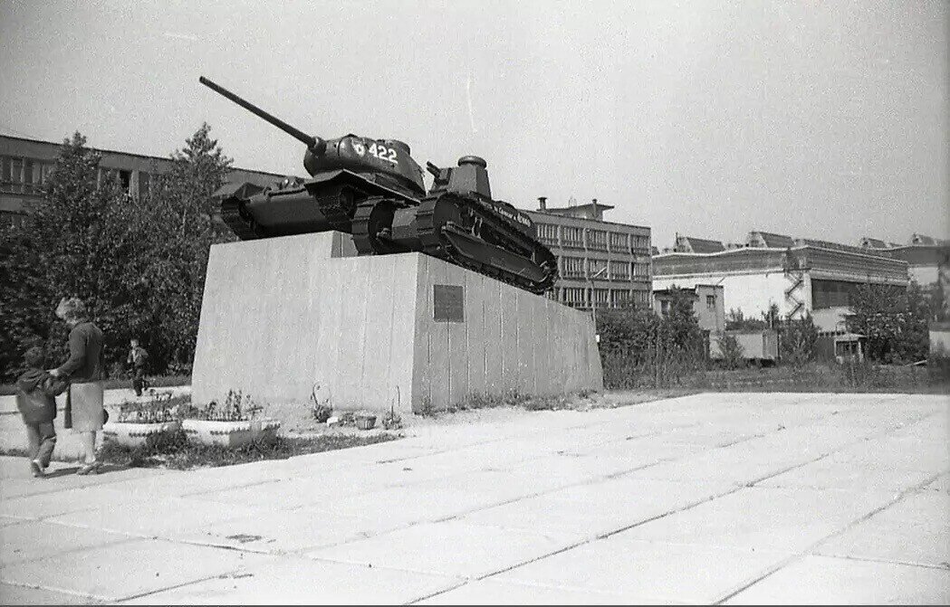 Т-34 и "Борец за свободу товарищ Ленин" Горький 1981 год.