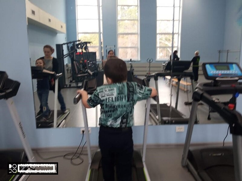 максим на беговой дорожке