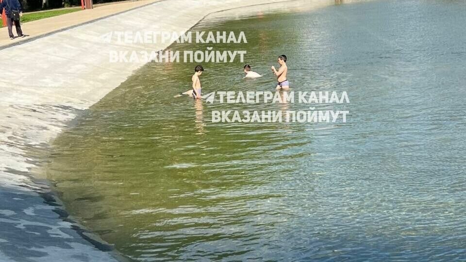     Жители Татарстана открыли купальный сезон в городских фонтанах. Фотографии с «пловцами» появляются в социальных сетях.