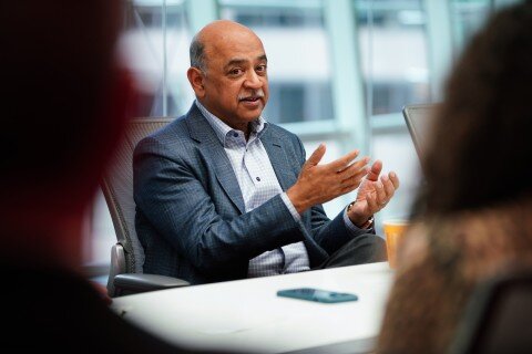 Глава IBM Арвинд Кришна во время беседы с журналистами