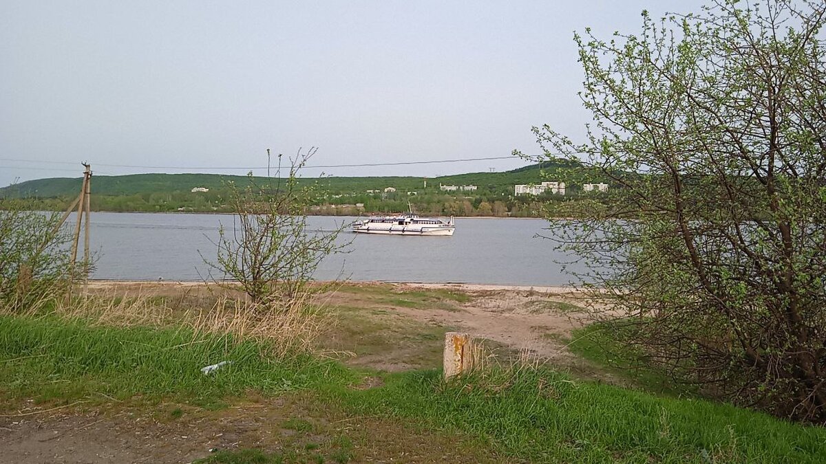 .Причаливает наш "омик", чтоб забрать пассажиров до города.