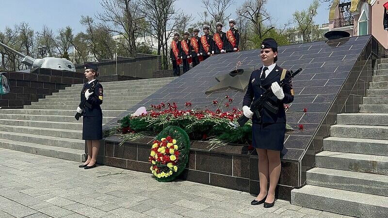     Акция «Вахта памяти» была запущена во Владивостоке у Вечного огня мемориала «Боевая слава Тихоокеанского флота». Ежегодное мероприятие посвящено победе в Великой Отечественной войне.