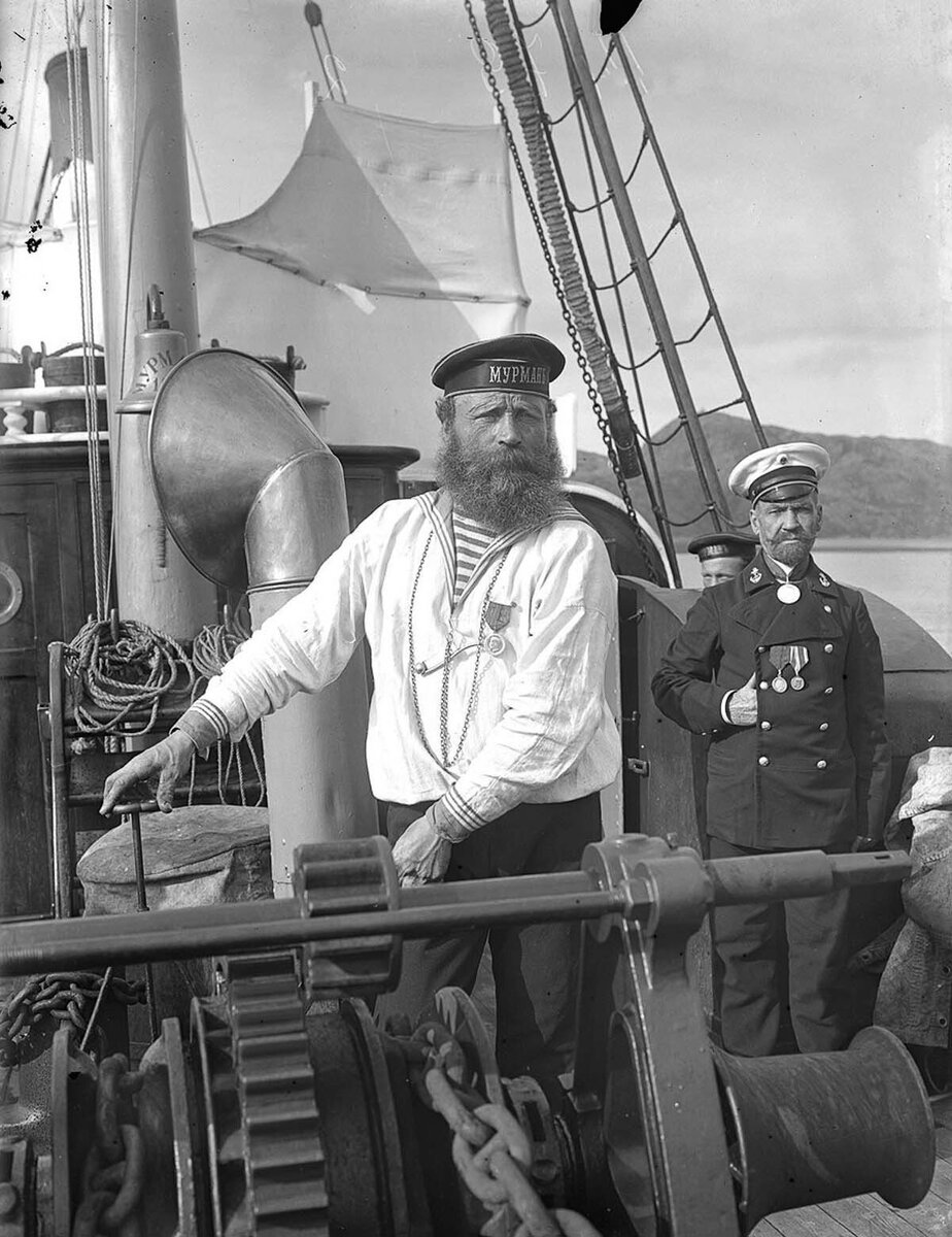 Административный  пароход «Мурман». Старый боцман Талалаев (на первом плане), командир А.  Е. Таратин. Фото Я. И. Лейцингера. 1899 г. Фото из собрания  Государственного архива Архангельской области.