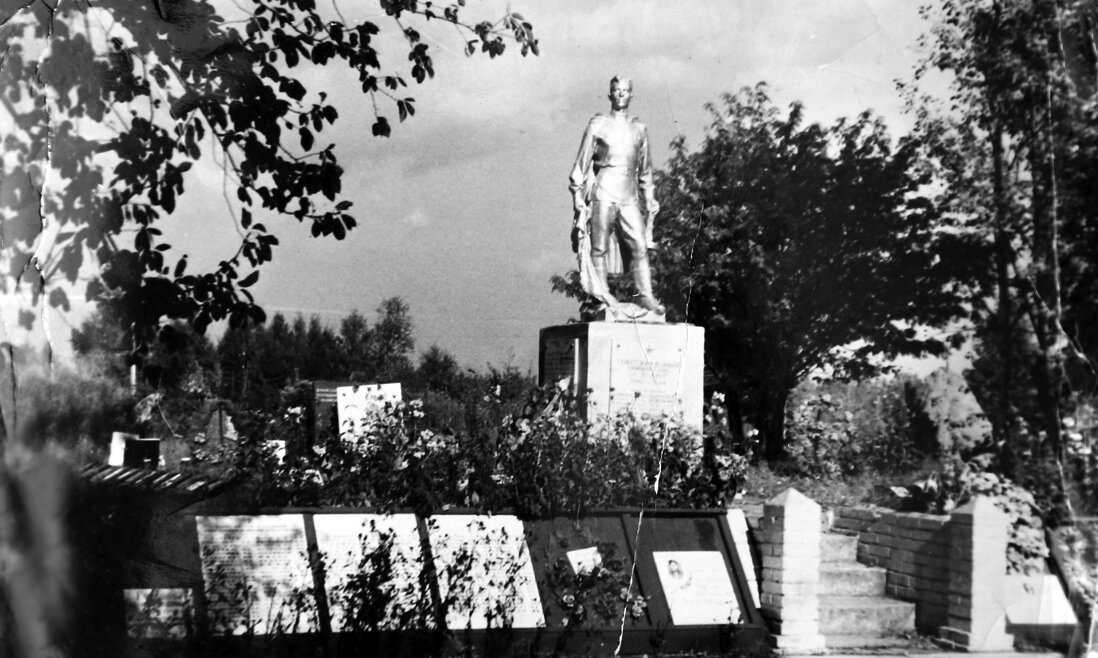 Братская могила в поселке Синявино Ленинградской области