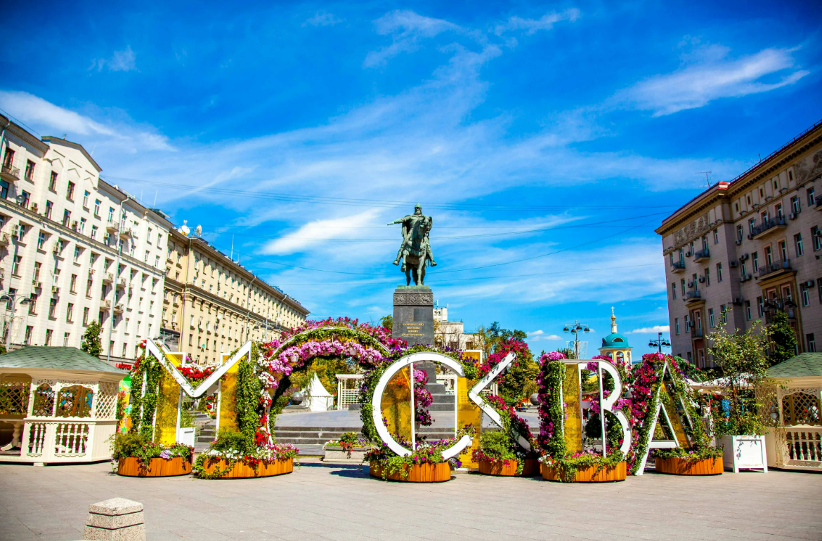 Куда сходить днем. Москва лето. Москва весной. Московская Весна. Летнее украшение города.