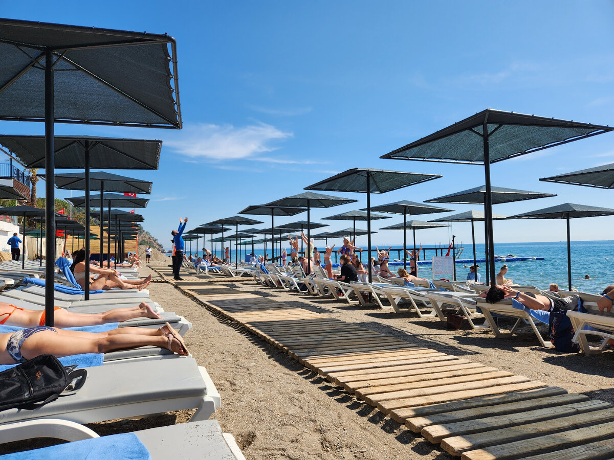 Движ на пляже отеля Selcukhan. Аниматоры не сидят без дела: зарядка, йога, танцы, дартс, боча, стрельба из пневматики