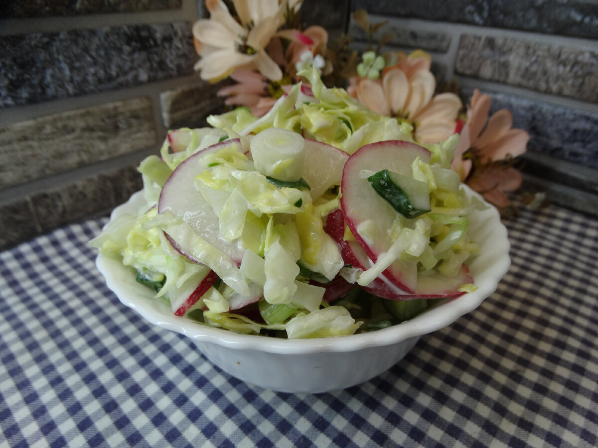 Салат из молодой капусты, огурцов и редиса | Готовим вкусно дома/  Кулинария/ Рецепты | Дзен