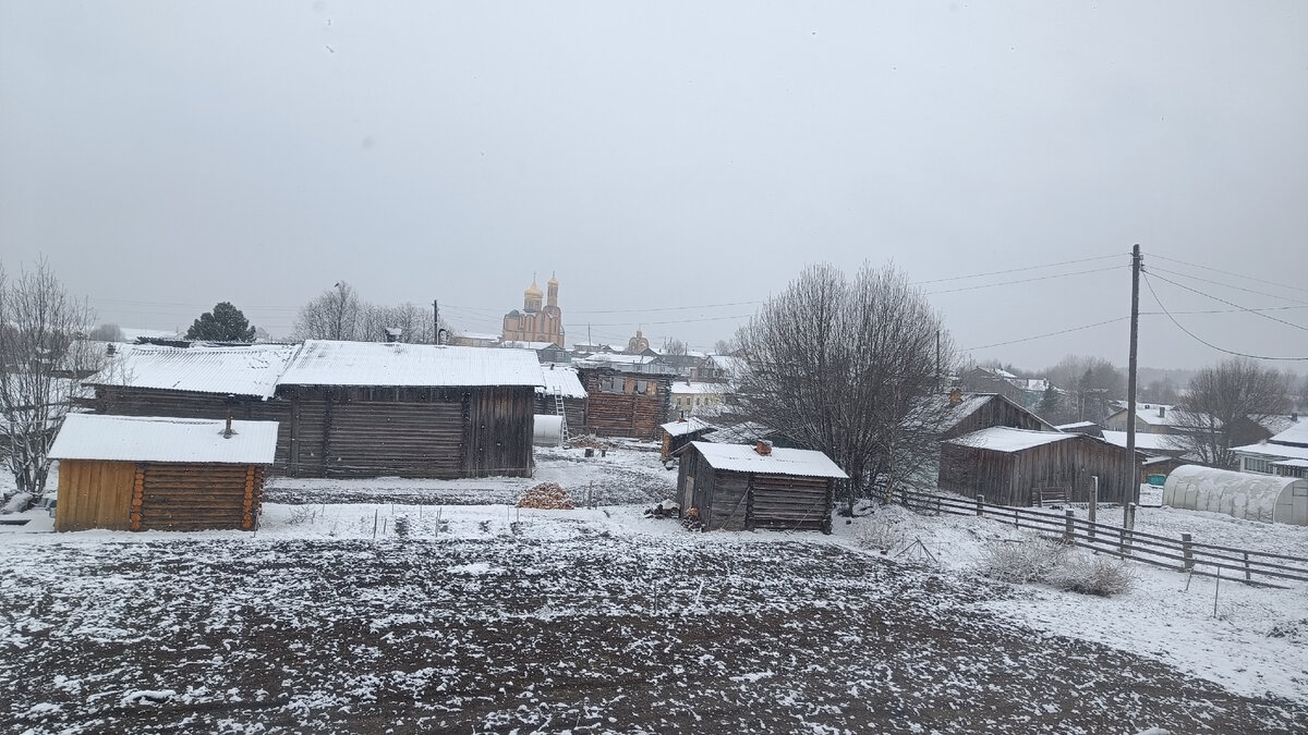 Зимний снег давно уже растаял. Но зима решила вернутся. Утро 7 мая во дворе снова лежит снег, радоваться ли этому снегу, даже и не знаю. Нам северянам уже хочется тепла и больше солнца. 