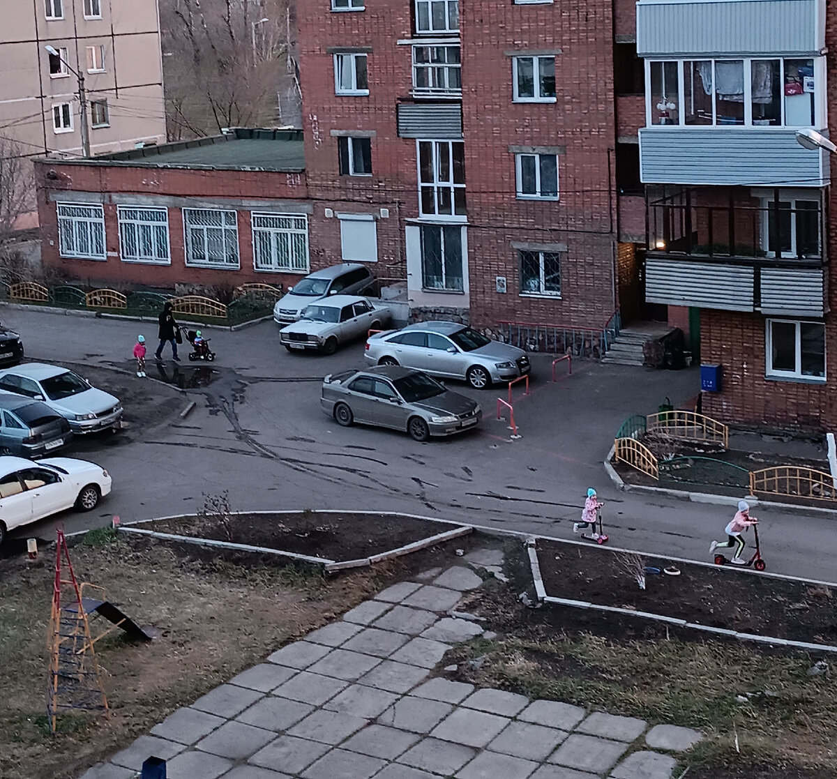 Сфотала с балкона. Всех нашли? 😁
